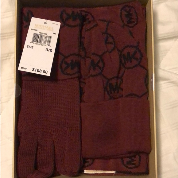 Michael kors hat, scarf, gloves matching set - Picture 1 of 1